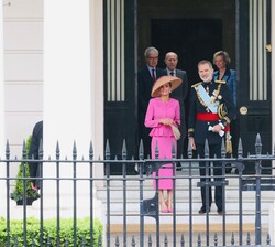 Sus Majestades los Reyes a su salida de la residencia del embajador de España en Londres para asistir a los actos con motivo de la Coronación de Su Ma